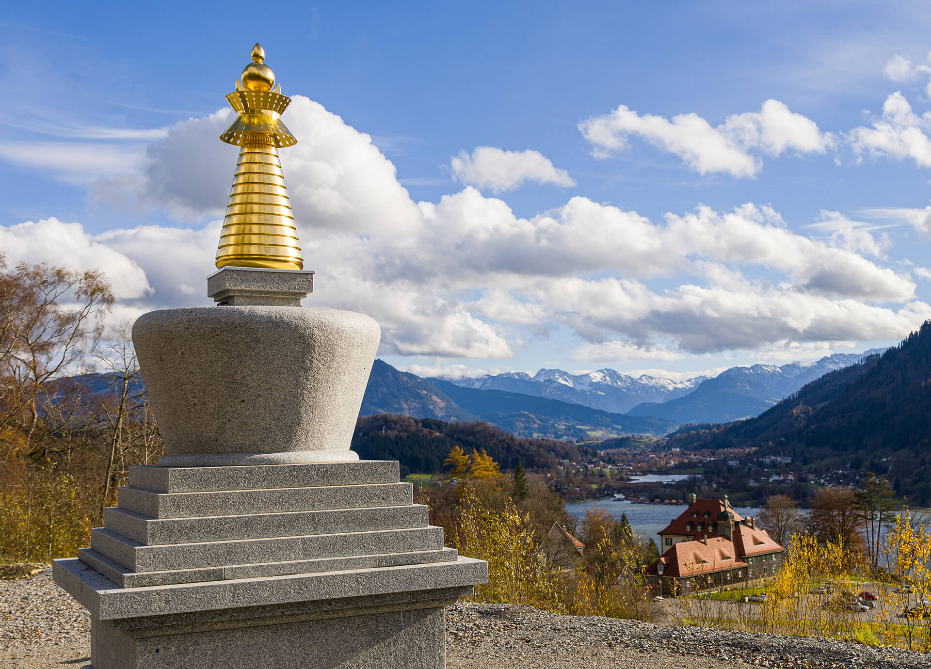 Die buddhistische Stupa, dahinter das Europe Center und im Hintergrund Immenstadt im Allgäu